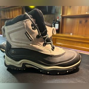 Polaris Women’s insulated snow boot with leather upper - size 9